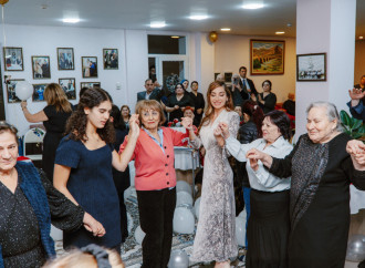 Heydər Əliyev Fondunun vitse-prezidenti Leyla Əliyeva və Bakı Media Mərkəzinin rəhbəri Arzu Əliyeva Ahıl şəxslər üçün sosial xidmət müəssisəsində bayram tədbirində iştirak ediblər