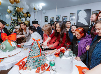 Heydər Əliyev Fondunun vitse-prezidenti Leyla Əliyeva və Bakı Media Mərkəzinin rəhbəri Arzu Əliyeva Ahıl şəxslər üçün sosial xidmət müəssisəsində bayram tədbirində iştirak ediblər