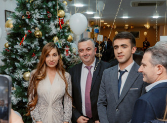 Heydər Əliyev Fondunun vitse-prezidenti Leyla Əliyeva və Bakı Media Mərkəzinin rəhbəri Arzu Əliyeva Ahıl şəxslər üçün sosial xidmət müəssisəsində bayram tədbirində iştirak ediblər