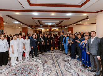 Heydər Əliyev Fondunun vitse-prezidenti Leyla Əliyeva və Bakı Media Mərkəzinin rəhbəri Arzu Əliyeva Ahıl şəxslər üçün sosial xidmət müəssisəsində bayram tədbirində iştirak ediblər