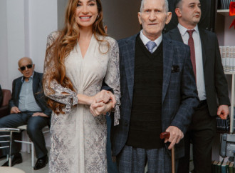 Heydər Əliyev Fondunun vitse-prezidenti Leyla Əliyeva və Bakı Media Mərkəzinin rəhbəri Arzu Əliyeva Ahıl şəxslər üçün sosial xidmət müəssisəsində bayram tədbirində iştirak ediblər