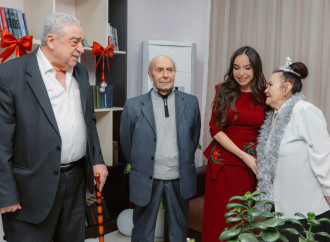 Heydər Əliyev Fondunun vitse-prezidenti Leyla Əliyeva və Bakı Media Mərkəzinin rəhbəri Arzu Əliyeva Ahıl şəxslər üçün sosial xidmət müəssisəsində bayram tədbirində iştirak ediblər