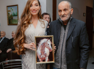 Heydər Əliyev Fondunun vitse-prezidenti Leyla Əliyeva və Bakı Media Mərkəzinin rəhbəri Arzu Əliyeva Ahıl şəxslər üçün sosial xidmət müəssisəsində bayram tədbirində iştirak ediblər