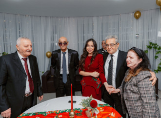 Heydər Əliyev Fondunun vitse-prezidenti Leyla Əliyeva və Bakı Media Mərkəzinin rəhbəri Arzu Əliyeva Ahıl şəxslər üçün sosial xidmət müəssisəsində bayram tədbirində iştirak ediblər