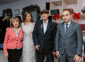 Heydər Əliyev Fondunun vitse-prezidenti Leyla Əliyeva və Bakı Media Mərkəzinin rəhbəri Arzu Əliyeva Ahıl şəxslər üçün sosial xidmət müəssisəsində bayram tədbirində iştirak ediblər