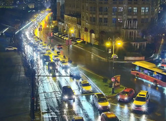 Tbilisi prospektində avtomobil yandı, yolda tıxac yarandı