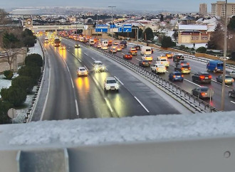 Aeroport şosesində buzlanma səbəbindən nəqliyyatın hərəkəti çətinləşib
