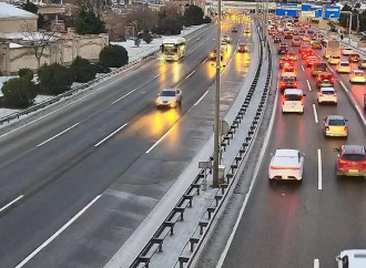 Aeroport şosesində buzlanma səbəbindən nəqliyyatın hərəkəti çətinləşib