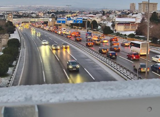 Aeroport şosesində buzlanma səbəbindən nəqliyyatın hərəkəti çətinləşib