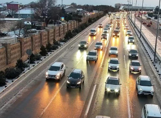 Aeroport şosesində buzlanma səbəbindən nəqliyyatın hərəkəti çətinləşib