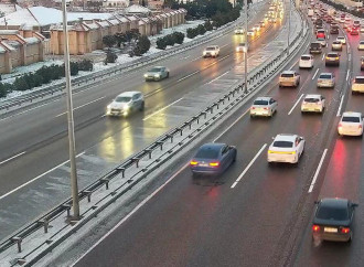 Aeroport şosesində buzlanma səbəbindən nəqliyyatın hərəkəti çətinləşib