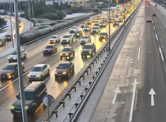 Aeroport şosesində buzlanma səbəbindən nəqliyyatın hərəkəti çətinləşib