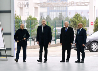 Prezident İlham Əliyev Sumqayıt Sənaye Parkında güzgü vərəqələrin istehsalı zavodunun açılışında iştirak edib