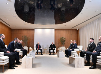 Prezident İlham Əliyevin Əbu-Dabidə Ermənistanın Baş naziri ilə geniş tərkibdə görüşü keçirilib