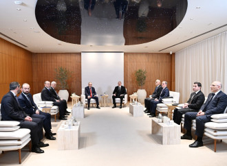 Prezident İlham Əliyevin Əbu-Dabidə Ermənistanın Baş naziri ilə geniş tərkibdə görüşü keçirilib