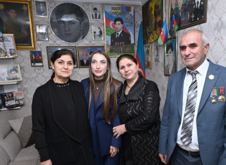 Heydər Əliyev Fondunun vitse-prezidenti Leyla Əliyeva və Alena Əliyeva Gəncə Memorial Kompleksini və Milli Qəhrəman Natiq Qasımovun ailəsini ziyarət ediblər