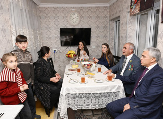 Heydər Əliyev Fondunun vitse-prezidenti Leyla Əliyeva və Alena Əliyeva Gəncə Memorial Kompleksini və Milli Qəhrəman Natiq Qasımovun ailəsini ziyarət ediblər