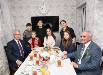 Heydər Əliyev Fondunun vitse-prezidenti Leyla Əliyeva və Alena Əliyeva Gəncə Memorial Kompleksini və Milli Qəhrəman Natiq Qasımovun ailəsini ziyarət ediblər
