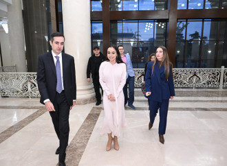 Heydər Əliyev Fondunun vitse-prezidenti Leyla Əliyeva və Alena Əliyeva Gəncə Dövlət Dram Teatrında “İsi və Piti” animasiya serialının premyerasında olublar