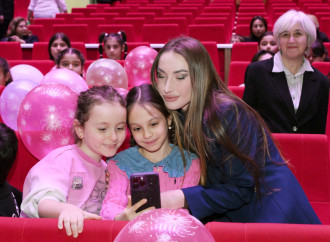 Heydər Əliyev Fondunun vitse-prezidenti Leyla Əliyeva və Alena Əliyeva Gəncə Dövlət Dram Teatrında “İsi və Piti” animasiya serialının premyerasında olublar