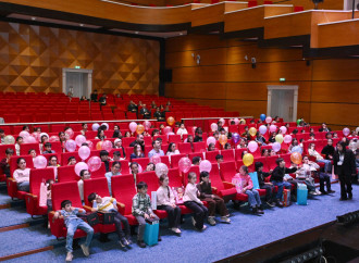 Heydər Əliyev Fondunun vitse-prezidenti Leyla Əliyeva və Alena Əliyeva Gəncə Dövlət Dram Teatrında “İsi və Piti” animasiya serialının premyerasında olublar