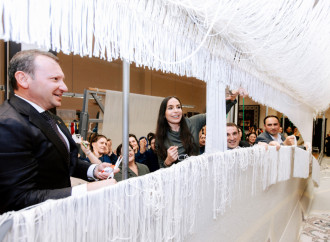 Heydər Əliyev Fondunun vitse-prezidenti Leyla Əliyeva Şuşa məscidi üçün hazırlanan dairəvi əl xalçasının kəsilməsi mərasimində iştirak edib