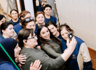 Heydər Əliyev Fondunun vitse-prezidenti Leyla Əliyeva Şuşa məscidi üçün hazırlanan dairəvi əl xalçasının kəsilməsi mərasimində iştirak edib