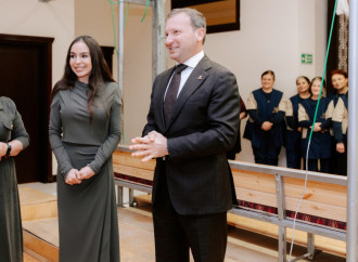 Heydər Əliyev Fondunun vitse-prezidenti Leyla Əliyeva Şuşa məscidi üçün hazırlanan dairəvi əl xalçasının kəsilməsi mərasimində iştirak edib