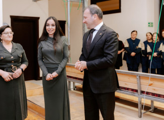 Heydər Əliyev Fondunun vitse-prezidenti Leyla Əliyeva Şuşa məscidi üçün hazırlanan dairəvi əl xalçasının kəsilməsi mərasimində iştirak edib