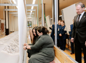 Heydər Əliyev Fondunun vitse-prezidenti Leyla Əliyeva Şuşa məscidi üçün hazırlanan dairəvi əl xalçasının kəsilməsi mərasimində iştirak edib