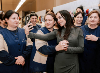 Heydər Əliyev Fondunun vitse-prezidenti Leyla Əliyeva Şuşa məscidi üçün hazırlanan dairəvi əl xalçasının kəsilməsi mərasimində iştirak edib