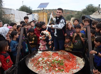 CZN Burak müharibə qurbanı olan uşaqlar üçün yemək bişirib