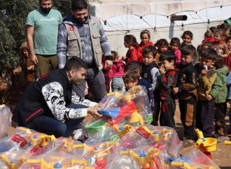 CZN Burak müharibə qurbanı olan uşaqlar üçün yemək bişirib