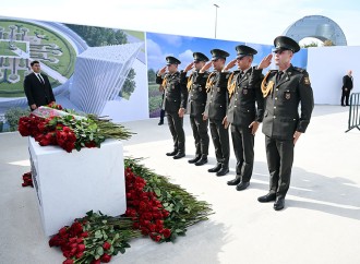 Müdafiə Nazirliyinin rəhbər heyəti Anım Günündə Zəfər parkında olub