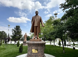 Türkmənistanda Çingiz Aytmatovun abidəsi ucaldılıb