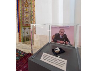 24 il əvvəl ulu öndər Heydər Əliyevə təqdim edilən həmin daş parçası Ağdam Cümə məscidində