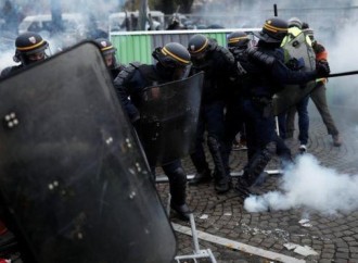 Fransa polisi etirazçılara qarşı gözyaşardıcı qaz tətbiq edib