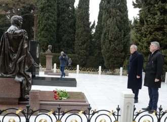 Hulusi Akar Ulu Öndərin məzarını, Şəhidlər xiyabanını və “Türk şəhidliyi” abidəsini ziyarət edib