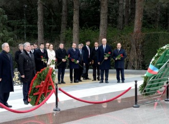 Hulusi Akar Ulu Öndərin məzarını, Şəhidlər xiyabanını və “Türk şəhidliyi” abidəsini ziyarət edib