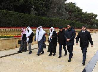 Küveytli deputatlar Bakıda Şəhidlər xiyabanını ziyarət edib