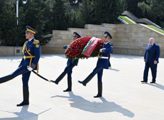 Belarus Prezidenti Bakıda şəhidlərin xatirəsini anıb 