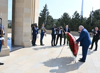 Belarus Prezidenti Bakıda şəhidlərin xatirəsini anıb 