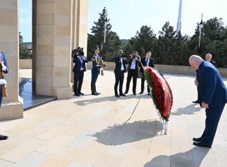 Belarus Prezidenti Bakıda şəhidlərin xatirəsini anıb 