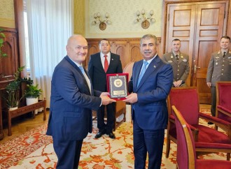 Müdafiə naziri Macarıstan Milli Assambleyasının sədr müavini ilə görüşüb