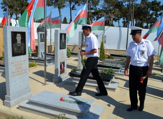 Müdafiə Nazirliyinin şəxsi heyəti İkinci Şəhidlər xiyabanını ziyarət edib