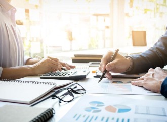 İsrail ordusu məktəbdə mülki insanları hədəfə alıb