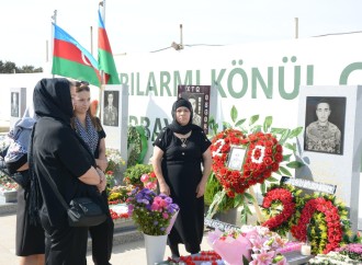 Antiterror əməliyyatlarında şəhid olan hərbi qulluqçuların məzarları ziyarət edilir